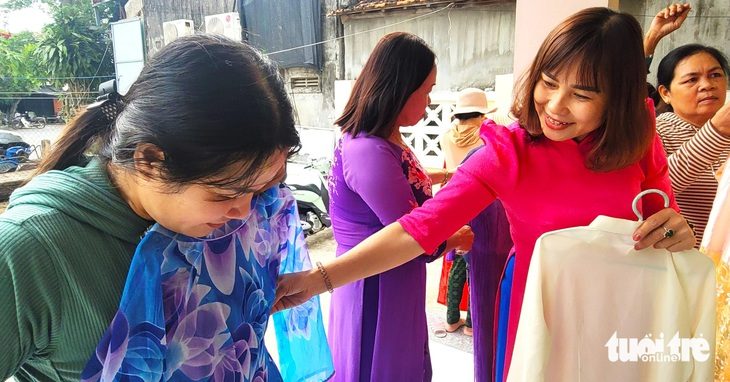 Những bộ áo dài ở "tủ áo dài 0 đồng" được cán bộ Hội Phụ nữ xã Bình Kiến (TP Tuy Hòa, tỉnh Phú Yên) trao tận tay phụ nữ khó khăn - Ảnh: NGUYỄN HOÀNG