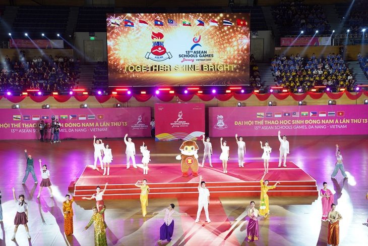 Lễ bế mạc ASG lần thứ 13 diễn ra ngắn gọn với các tiết mục giới thiệu văn hóa các nước trong khu vực - Ảnh: TRƯỜNG TRUNG