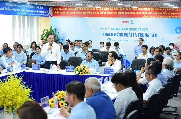 Ông Nguyễn Thanh Sử - phó tổng giám đốc Tổng công ty Cấp nước Sài Gòn TNHH MTV (SAWACO) - chia sẻ tại tọa đàm - Ảnh: DUYÊN PHAN