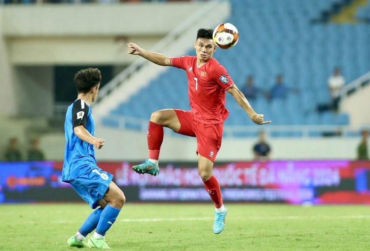 Philippines (áo xanh) chính thức bị loại khỏi World Cup 2026 sau khi thua Việt Nam - Ảnh: MINH ĐỨC