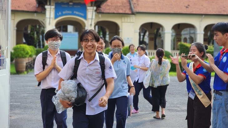 Thí sinh tại điểm Trường THPT chuyên Lê Hồng Phong, quận 5 rạng ngời sau môn thi cuối - Ảnh: NGỌC PHƯỢNG