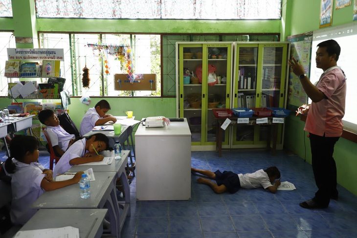 20 trò 6 cấp lớp, một mình thầy cân hết - Ảnh 1.