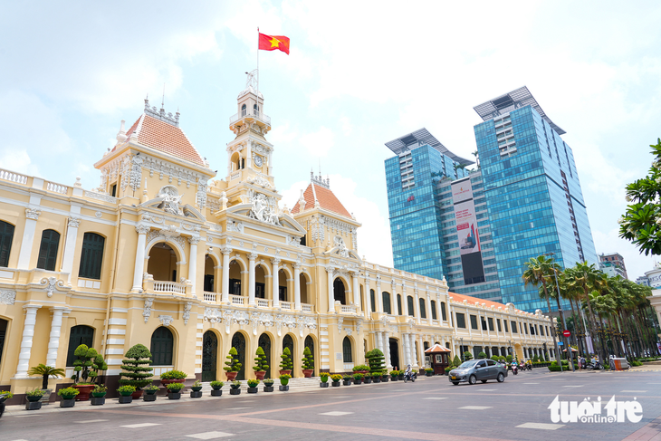 TP.HCM ban hành chỉ thị phát triển kinh tế - xã hội năm 2025 với tăng trưởng hai con số - Ảnh 1.